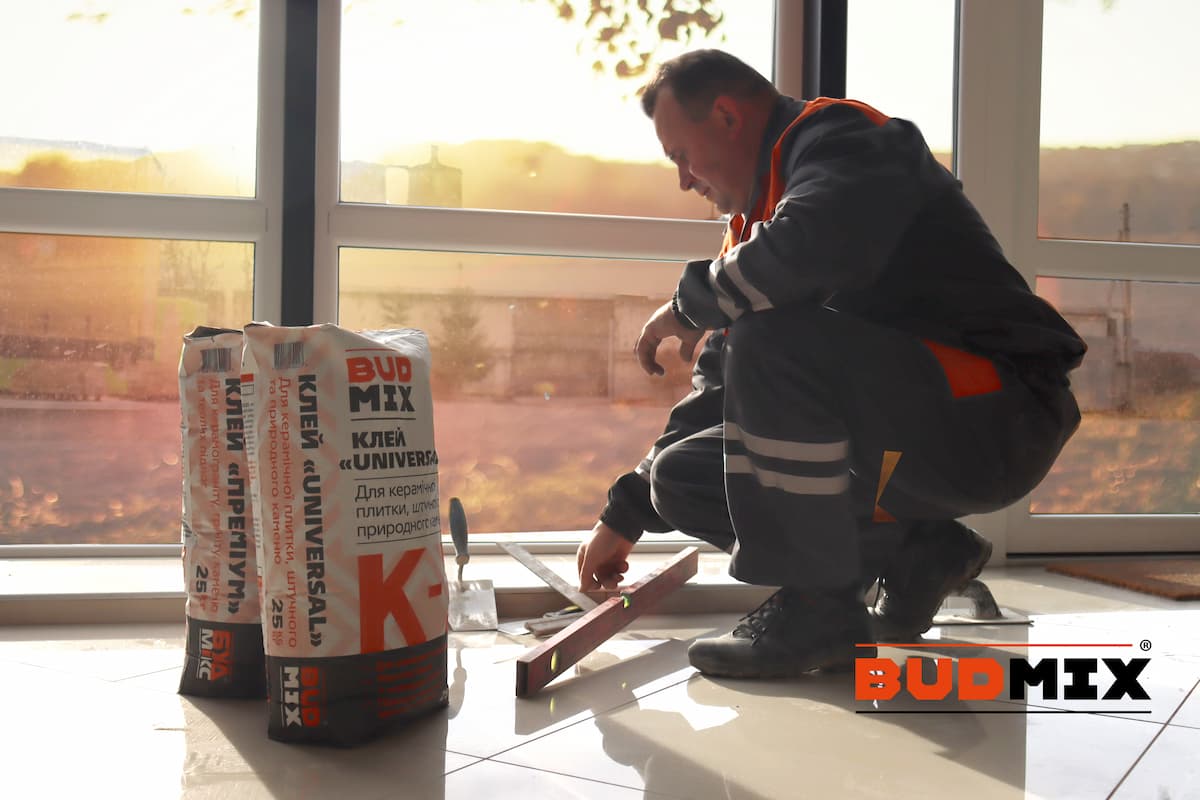 Недосвідчений майстер? Нерівна плитка? Чи неякісний клей?